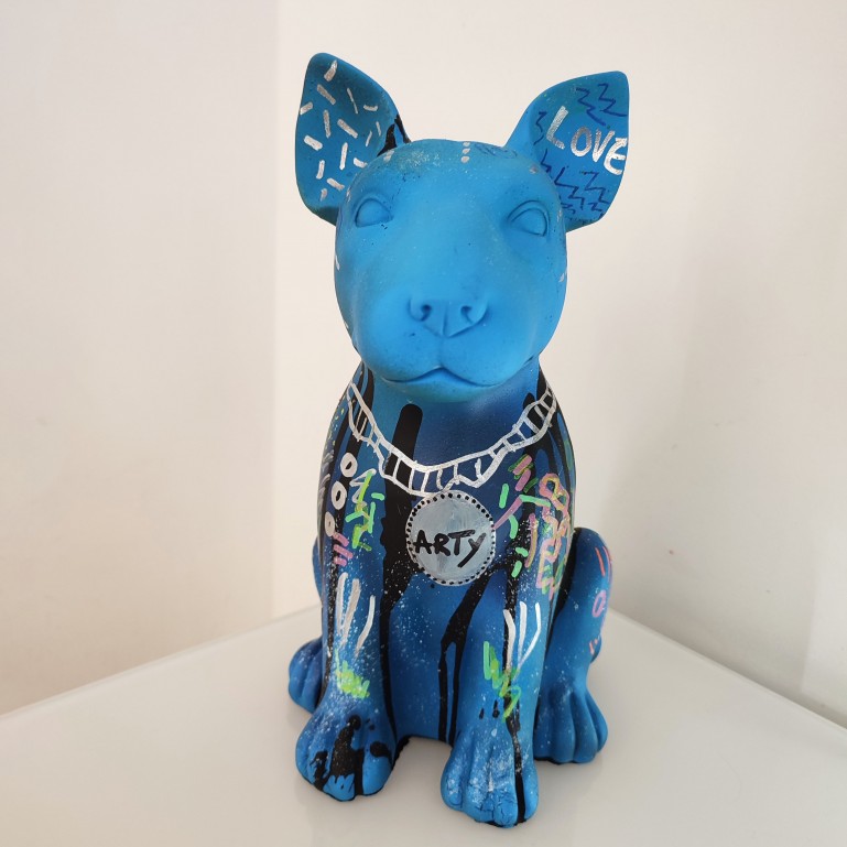 sculpture chien pop art colorée