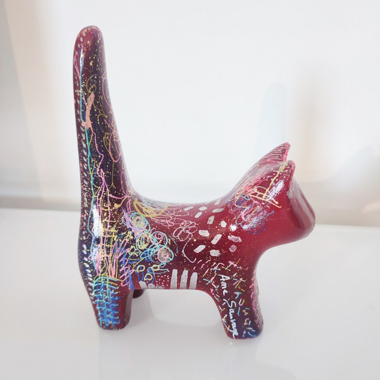 statue chat moderne rouge