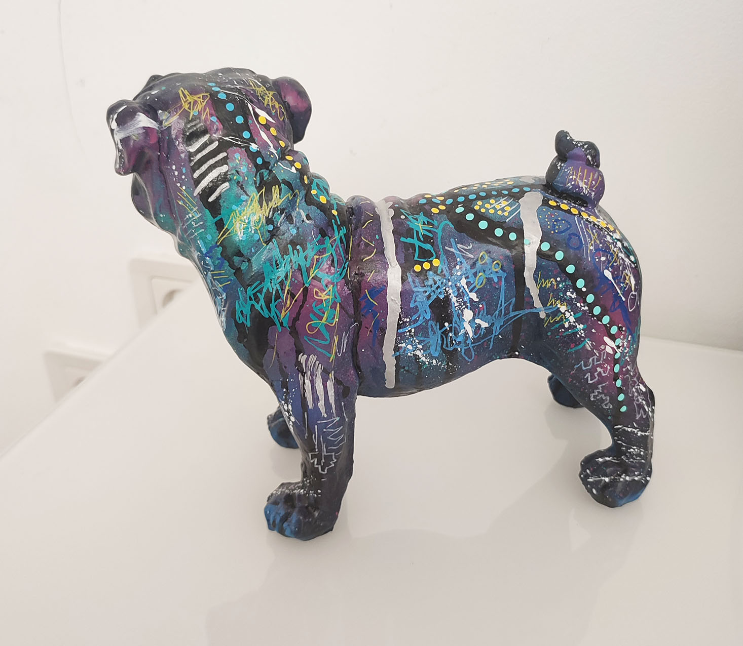 statue-chien-bouledogue-couleurs-resine