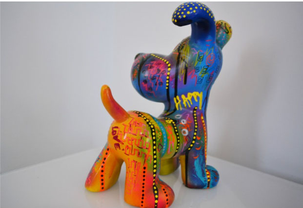 statue chien multicolore