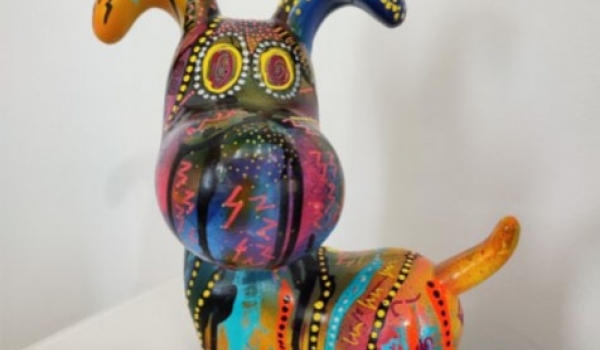 Sculpture chien pop art et design multicolore