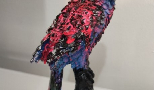 Perroquet en résine sur pied pour une décoration originale